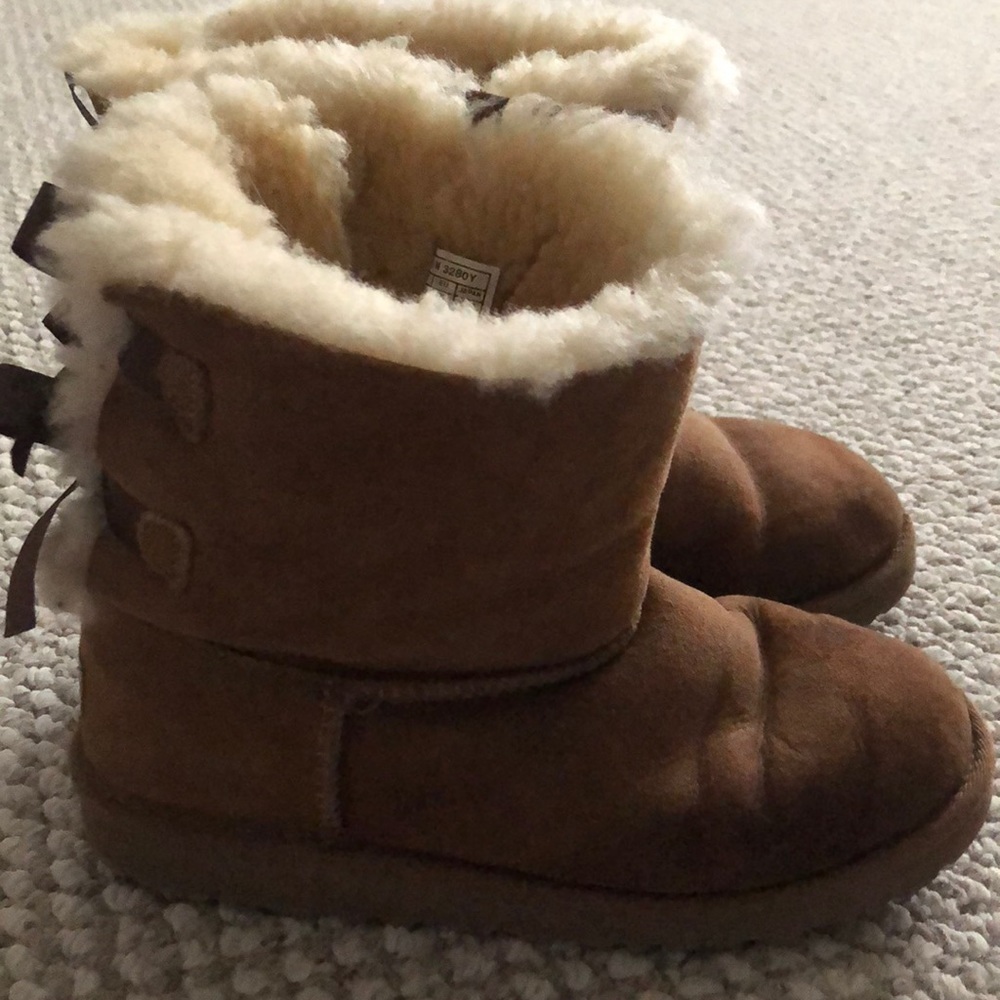 brown short ugg boots with bows - Picture 3 of 4
